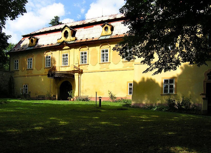 Zámek Lojovice, Velké Popovice, Czech Republic (Czechia)